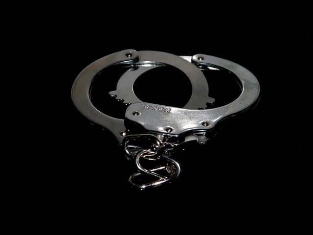 handcuffs-1078872_640.jpg
